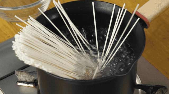 吃米不如吃麵，走親戚不如住店？